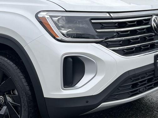 White Pearl 2026 Volkswagen Atlas 2.0T SE w/Technology 4MOTION