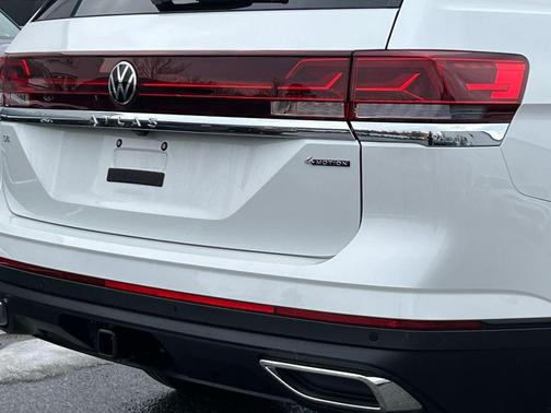 White Pearl 2026 Volkswagen Atlas 2.0T SE w/Technology 4MOTION