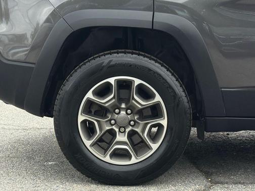 Granite Crystal Metallic Clearcoat 2020 Jeep Cherokee Trailhawk