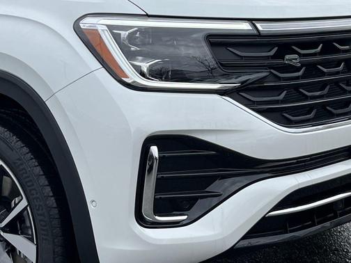 White Pearl 2026 Volkswagen Atlas 2.0T SEL Premium R-Line 4MOTION
