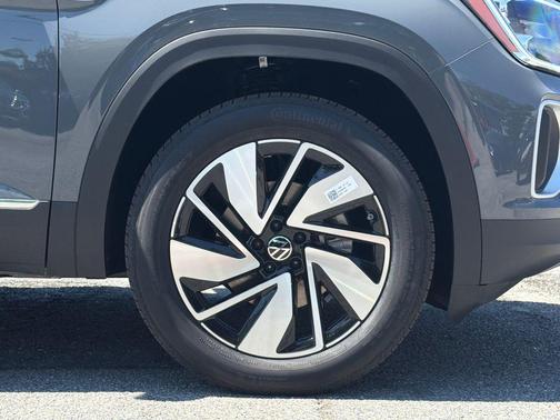Deep Black Pearl 2026 Volkswagen Atlas 2.0T SEL Premium R-Line 4MOTION