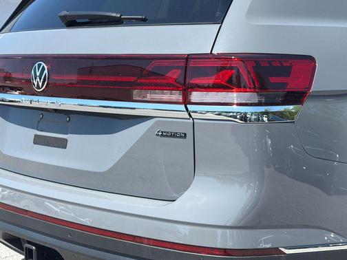 Deep Black Pearl 2026 Volkswagen Atlas 2.0T SEL Premium R-Line 4MOTION