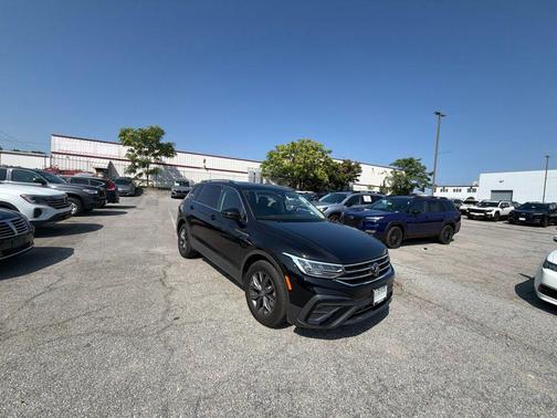 Deep Black 2023 Volkswagen Tiguan 2.0T SE