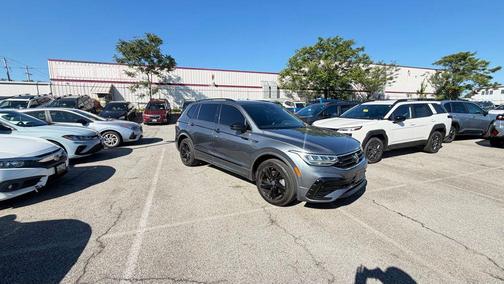 Platinum Gray Metallic 2023 Volkswagen Tiguan 2.0T SE R-Line Black