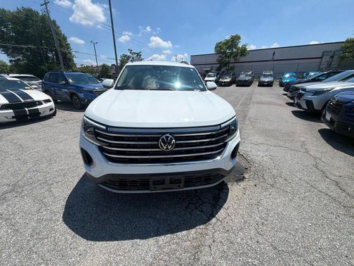 Pure White 2024 Volkswagen Atlas 2.0T SE w/Technology 4MOTION