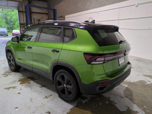 2025 Volkswagen Taos 1.5T SE Black