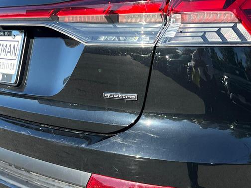 2022 Audi e-tron Premium Plus