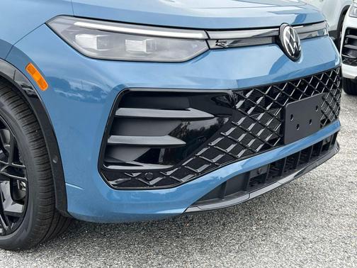 Blue 2026 Volkswagen Tiguan 2.0T SE R-Line Black