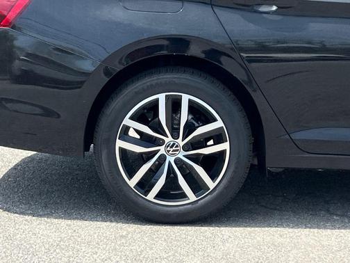 Deep Black Pearl 2026 Volkswagen Jetta 1.4T SE