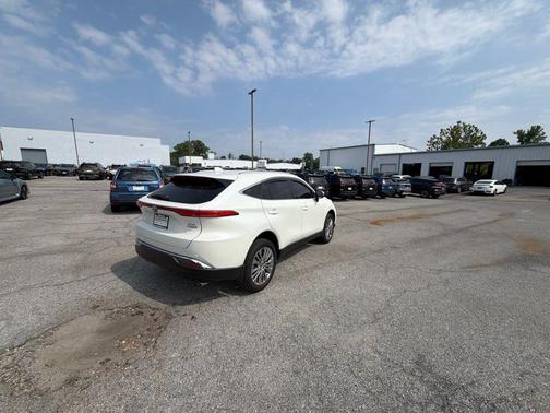 Blizzard Pearl 2022 Toyota Venza XLE