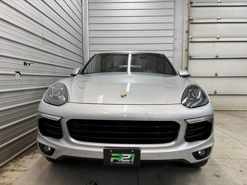 Rhodium Silver Metallic 2018 Porsche Cayenne Platinum Edition
