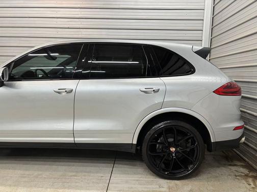 Rhodium Silver Metallic 2018 Porsche Cayenne Platinum Edition