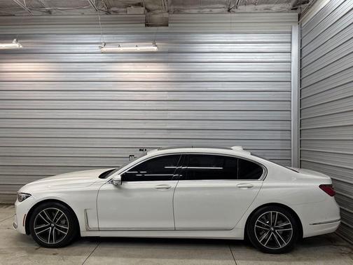 Alpine White 2021 BMW 750 i xDrive
