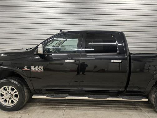 2017 RAM 3500 Laramie Crew Cab 4x4 6'4' Box
