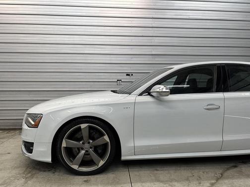 Glacier White Metallic 2013 Audi S8 4.0T