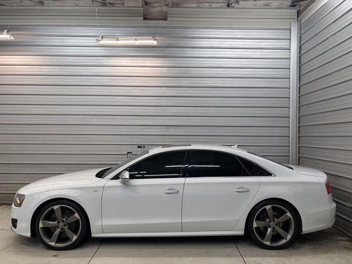 Glacier White Metallic 2013 Audi S8 4.0T