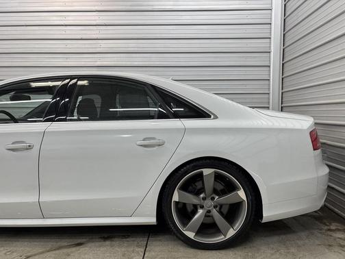 Glacier White Metallic 2013 Audi S8 4.0T
