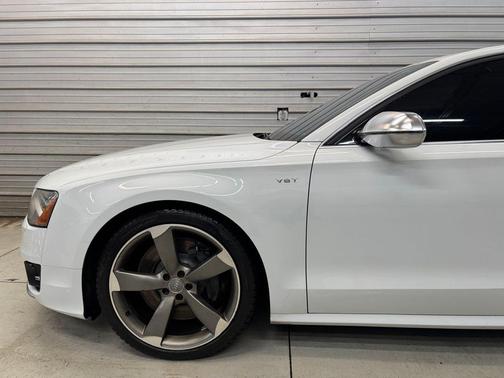 Glacier White Metallic 2013 Audi S8 4.0T