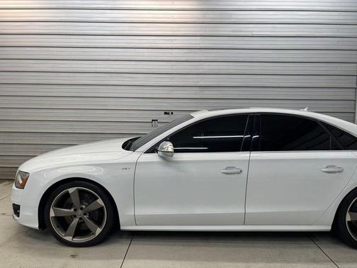 Glacier White Metallic 2013 Audi S8 4.0T