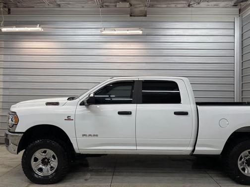 Bright White Clearcoat 2022 RAM 2500 Big Horn Crew Cab 4x4 6'4' Box