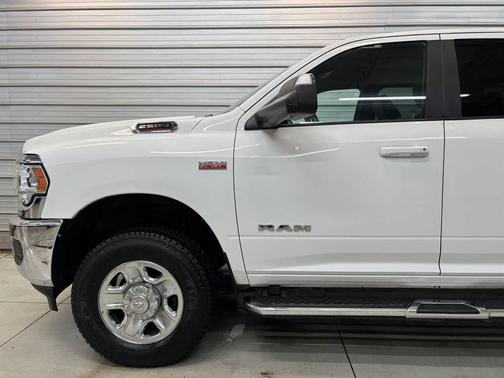 Bright White Clearcoat 2022 RAM 2500 Big Horn Crew Cab 4x4 6'4' Box