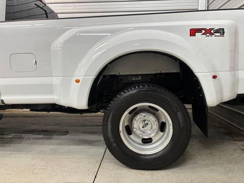 Oxford White 2019 Ford F-350 Lariat