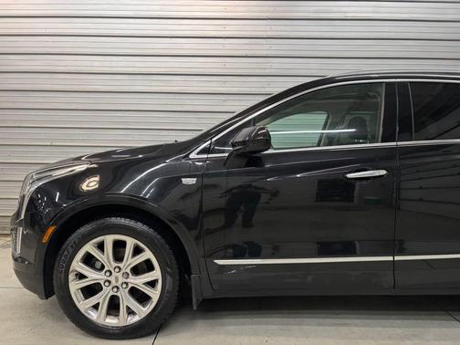 Stellar Black Metallic 2017 Cadillac XT5 Luxury