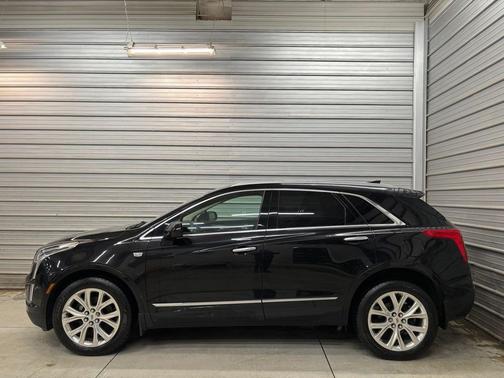 Stellar Black Metallic 2017 Cadillac XT5 Luxury