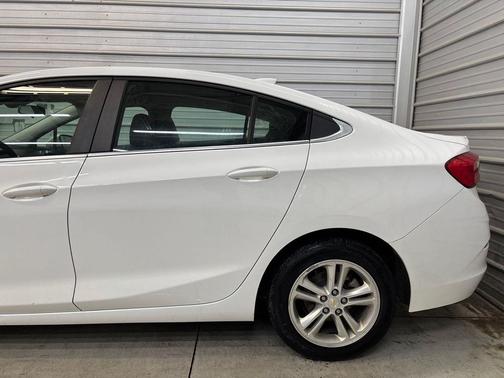 Summit White 2018 Chevrolet Cruze LT