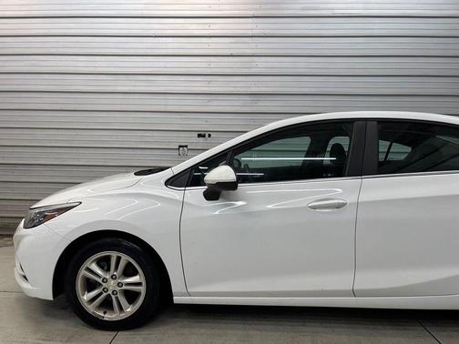 Summit White 2018 Chevrolet Cruze LT