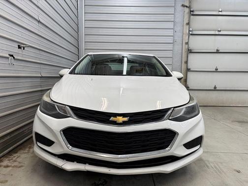 Summit White 2018 Chevrolet Cruze LT