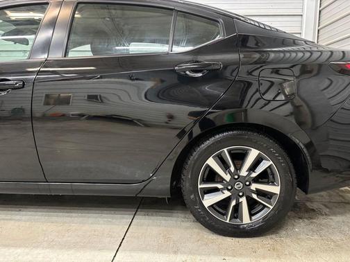 Super Black Metallic 2021 Nissan Versa 1.6 SV