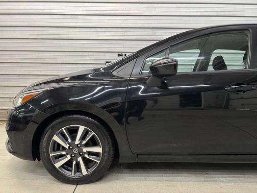 Super Black Metallic 2021 Nissan Versa 1.6 SV