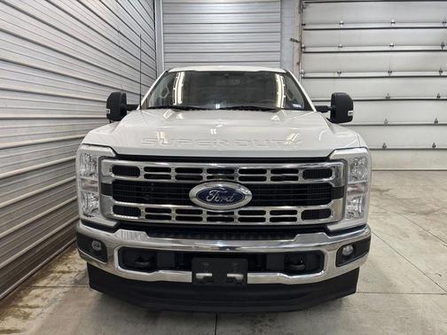 Oxford White 2023 Ford F-250 XLT