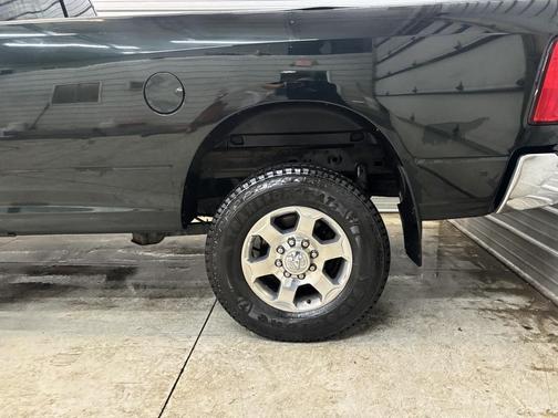 2017 RAM 2500 Big Horn Crew Cab 4x4 8' Box