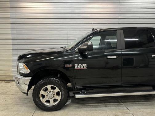 2017 RAM 2500 Big Horn Crew Cab 4x4 8' Box