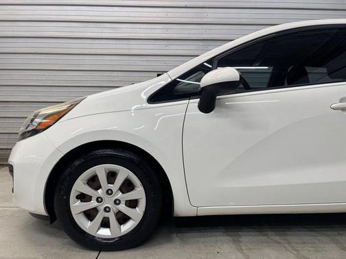 Clear White 2014 Kia Rio LX
