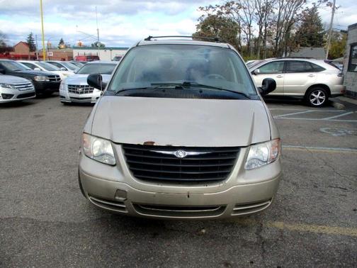 2005 Chrysler Town & Country LX