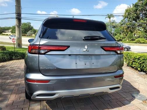 2023 Mitsubishi Outlander SE