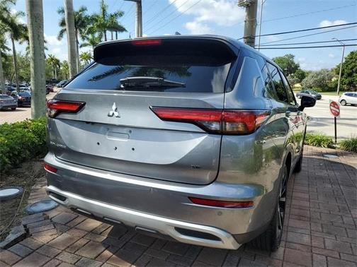 2023 Mitsubishi Outlander SE