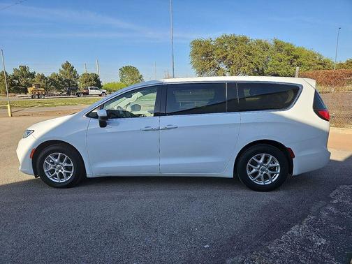 2023 Chrysler Pacifica Touring-L