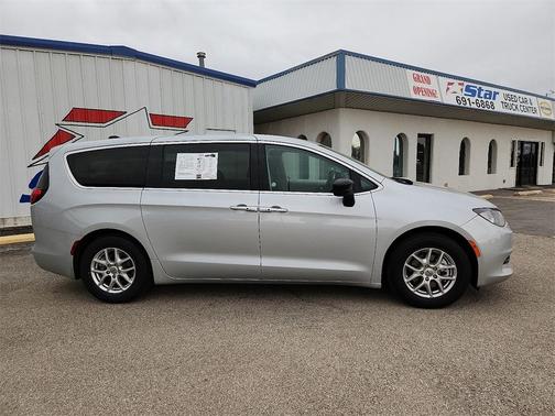 2024 Chrysler Voyager LX