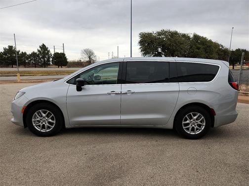 2024 Chrysler Voyager LX