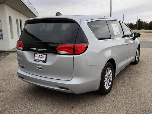 2024 Chrysler Voyager LX