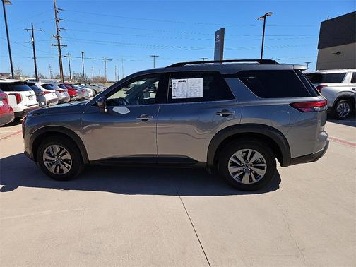 2024 Nissan Pathfinder SV