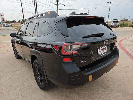 Crystal Black Silica 2022 Subaru Outback Wilderness