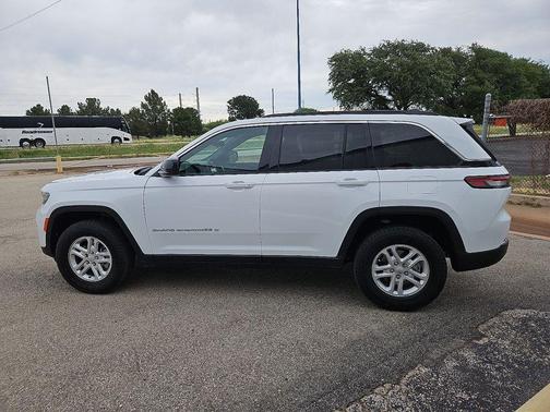 Bright White Clearcoat 2025 Jeep Grand Cherokee Laredo