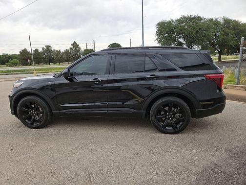Black Metallic 2024 Ford Explorer ST-Line