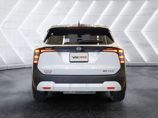 2t Wht Blk Roof 2025 Nissan Kicks SR