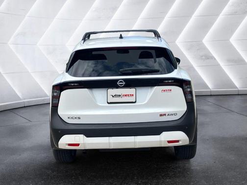 Aspen White Tri 2026 Nissan Kicks SR
